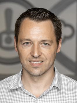 a headshot picture of faculty member Jacek Dmochowski